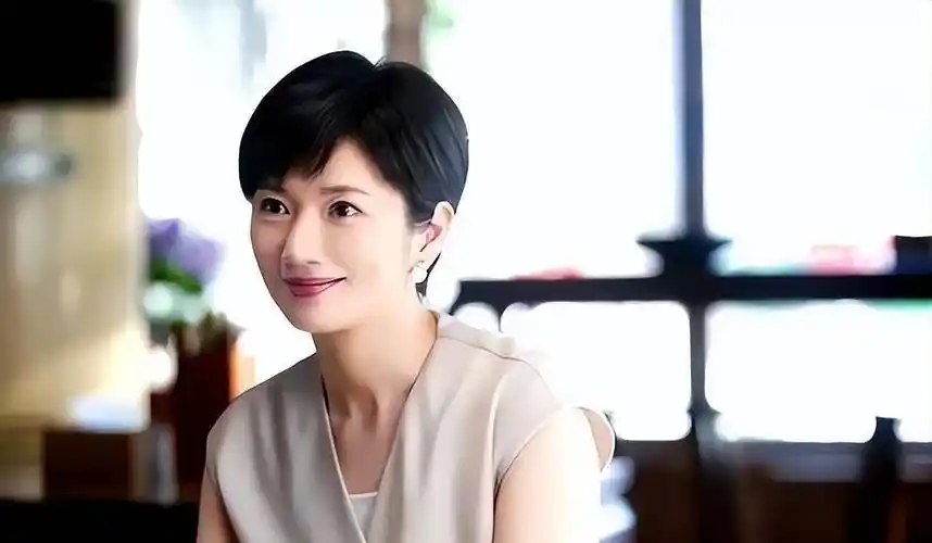 18岁登上春晚,与张子健传绯闻,现在的苑冉演李现后妈_演艺_艺术_表演