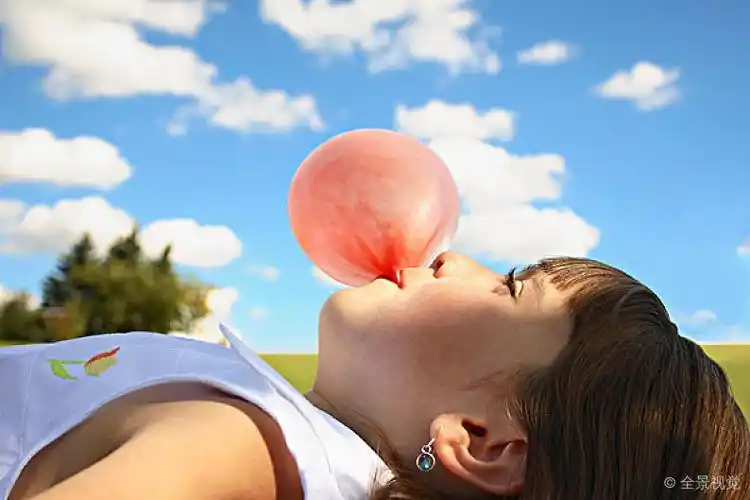女孩_吹_泡泡糖_高清图片_全景视觉