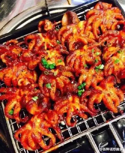 准备小八爪鱼: 小八爪鱼分开身子和爪. 掏清内脏,剥去外皮.