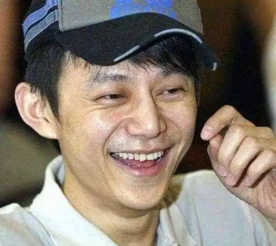 同样是"冻龄明星",林志颖和何炅卸妆后的素颜照,差距一目了然