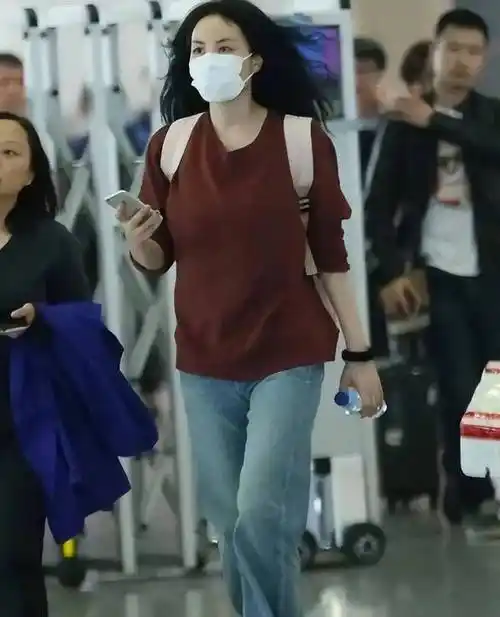 王菲街拍揭秘不浓妆不厚涂气质出众的穿搭秘籍