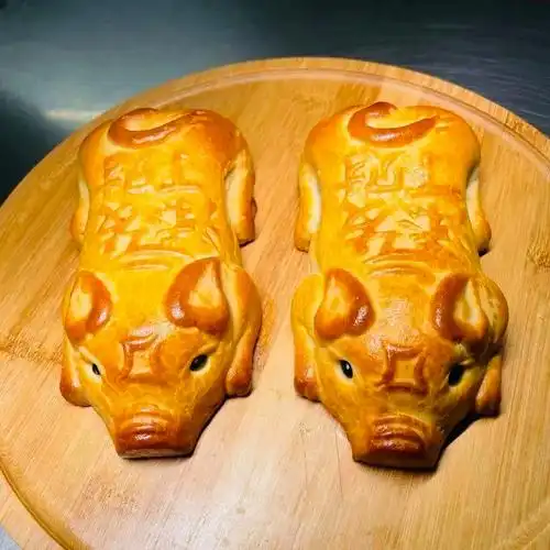 猪笼饼是化州市区特色小吃.因用一个小竹笼装,饼形似猪仔,故叫猪笼饼.