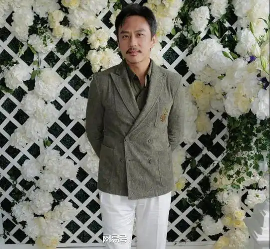 主要是邓超留起胡子的气质立马拔高了年龄段,因为邓超喜剧综艺人的