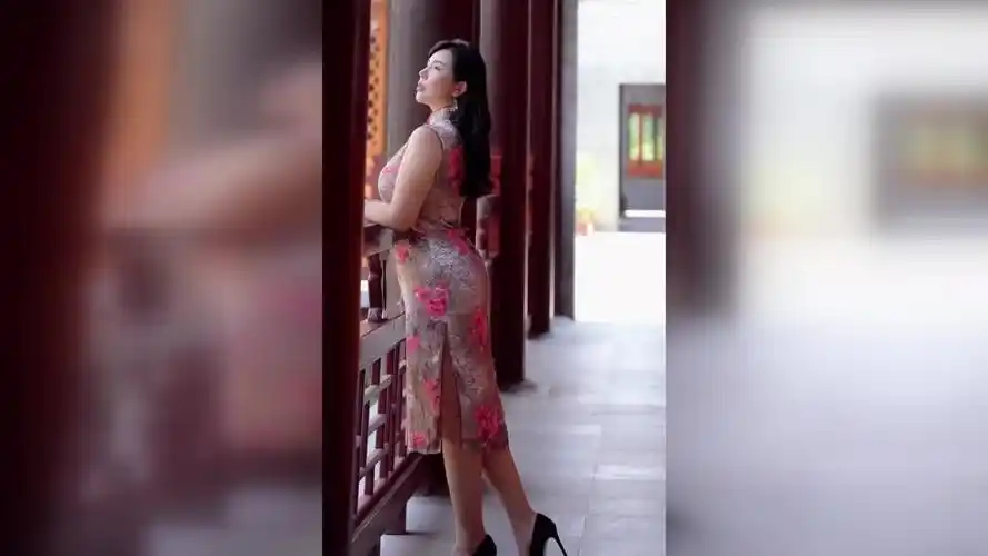 中年熟女穿旗袍韵味十足,网友调侃大妈的喜好变了