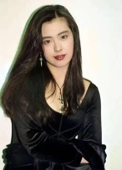 55岁王祖贤消失17年近照曝光:未婚无子,自成豪门_漂亮_女子_香港