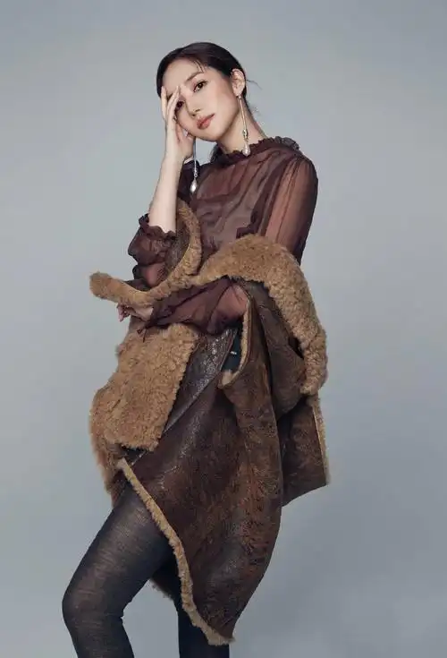 原创朴敏英秋装画报九月刊随性又优雅的朴敏英她的气质是真的好