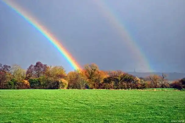 彩虹是自然界美丽的现象,拥有七种不同的颜色.