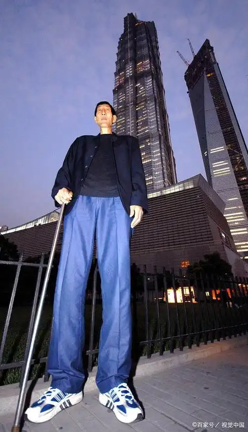 2米巨人鲍喜顺:56岁娶小28岁娇妻,婚后育有一子生活幸福