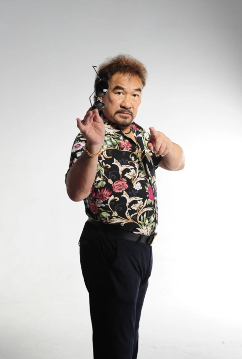 73岁梁家仁打篮球满场奔跑,体力不输年轻人,转战内地拍戏产量高_演出