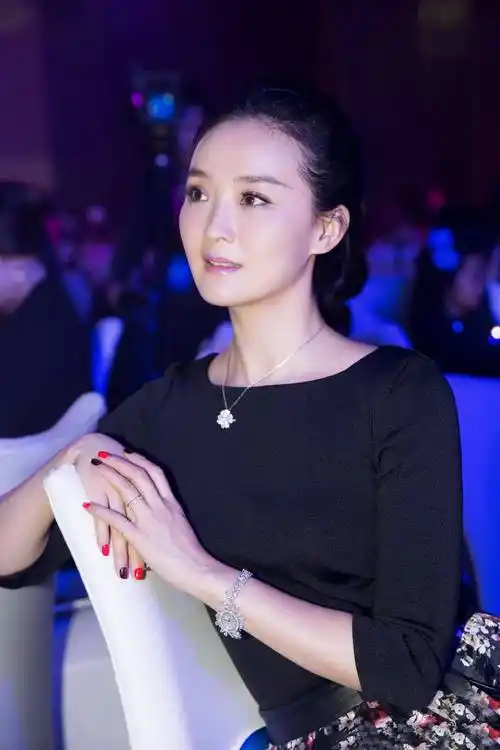 阔太王艳接地气,最爱吃7块一袋酸菜,自曝用国外厕纸后爱上厕所_东西