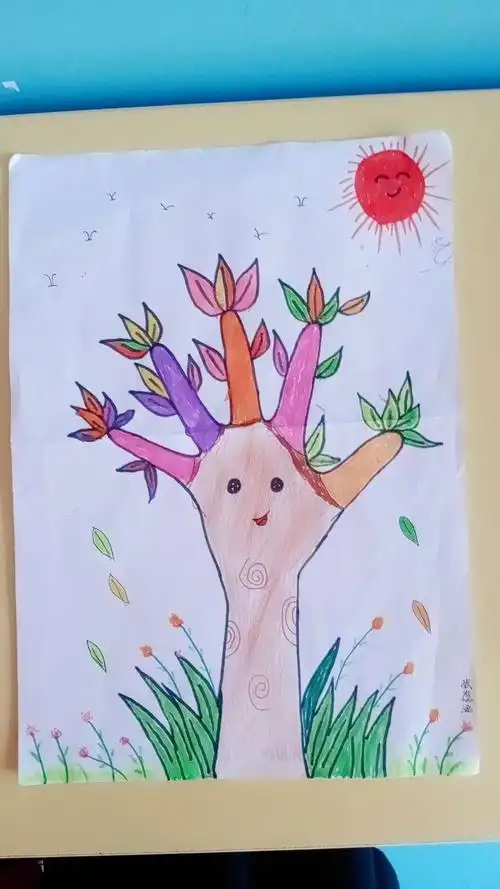 小朋友们用到了自己的手掌来画出一棵树,很有创意