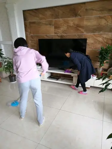 首先我们打扫客厅.我自告奋勇拖地,妈妈抹灰尘.