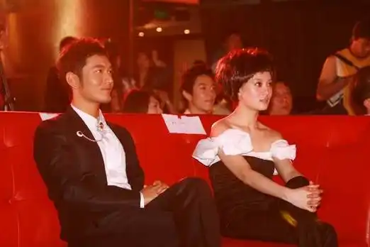 图文:孙俪黄晓明在台下焦急等待颁奖结果
