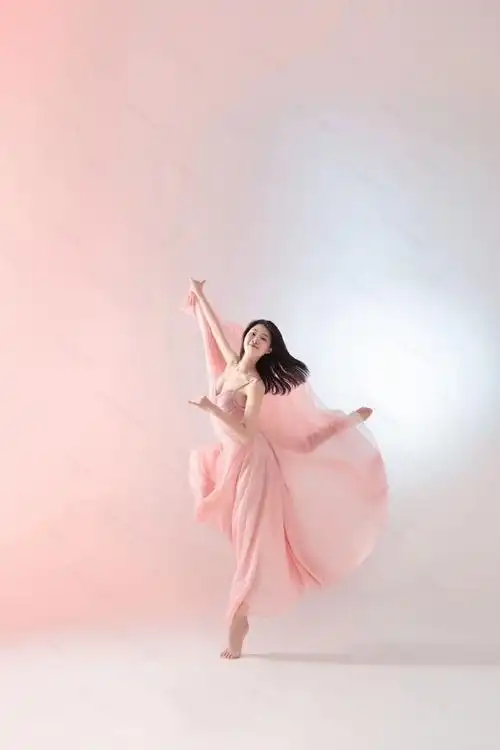 少女的粉色裙摆与舞相遇,是一场美丽的邂逅,在舞蹈中找到自我,在写真