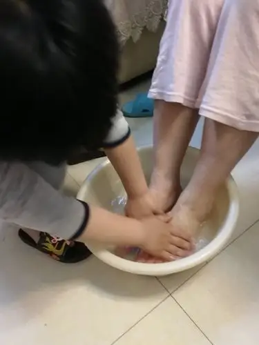 现在经常给妈妈洗脚