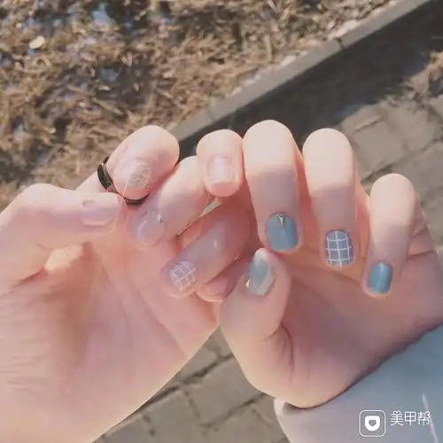 灰色裸色简约圆形美甲图片