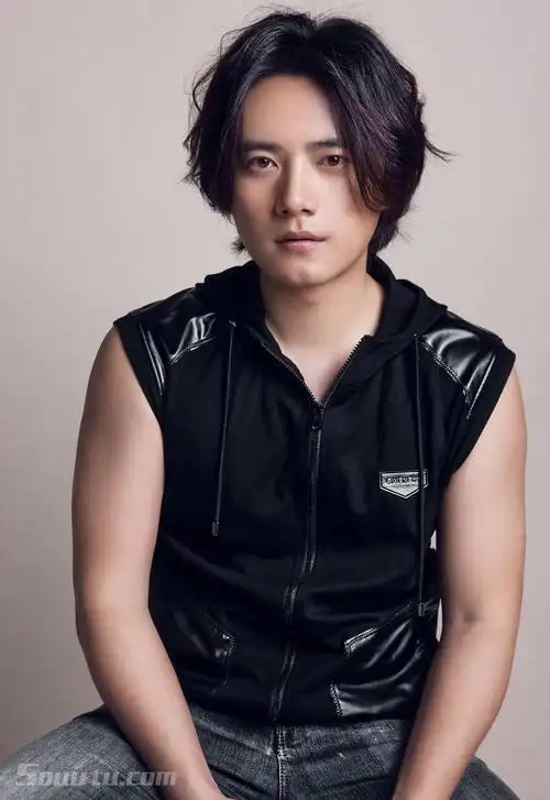 帅气男歌手黄阅马甲牛仔写真大片眼神冷峻笑容温暖