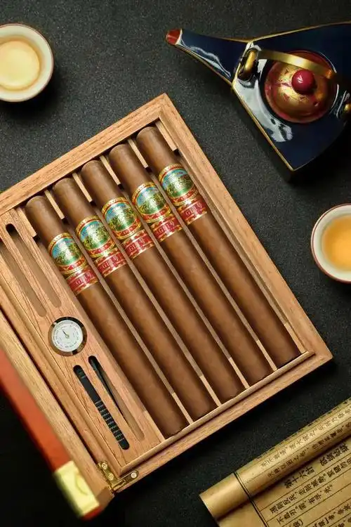 坚果和咖啡的香味特别明显,几乎觉得这就是主线了,但随后来袭的木香