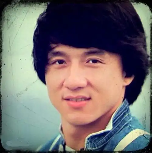 成龙大哥年轻时很是帅气