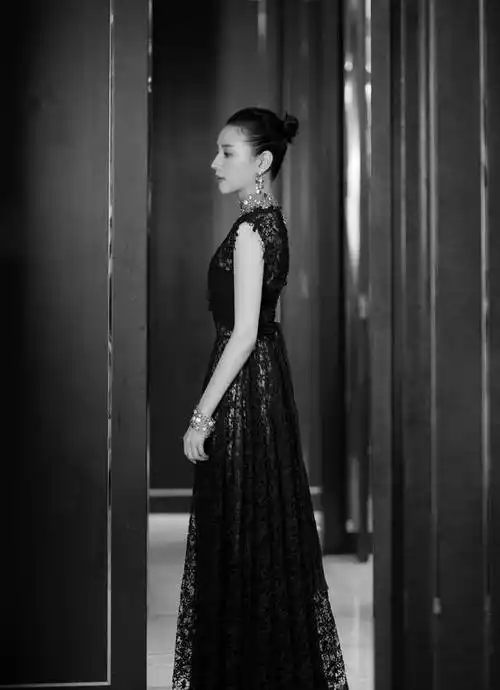 原创董洁也难逃中年发福穿镂空裙走红毯虽优雅却藏不住中年气息