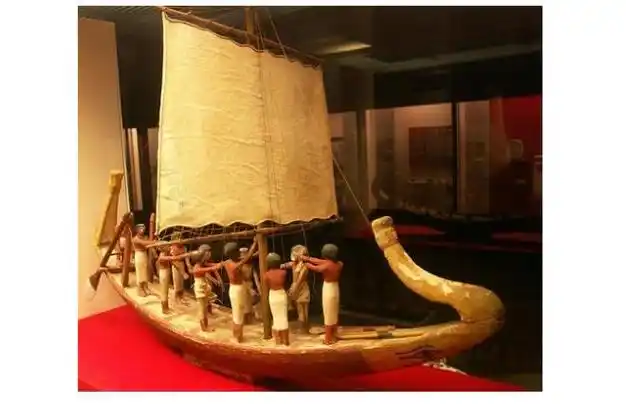 p data-id="upkyqjfkgtfz">太阳船是位于埃及开罗吉萨胡夫金字塔南侧