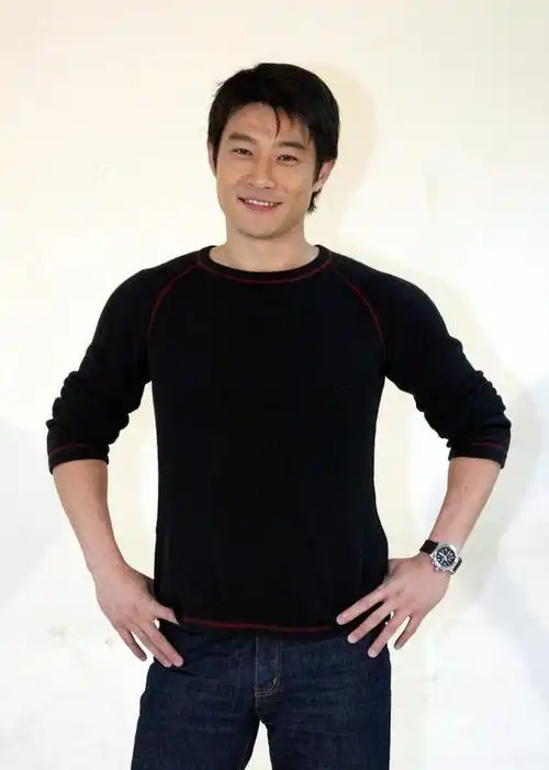 年轻时的黄维德风度翩翩英气十足,在影视作品中演了不少富二代和痴情