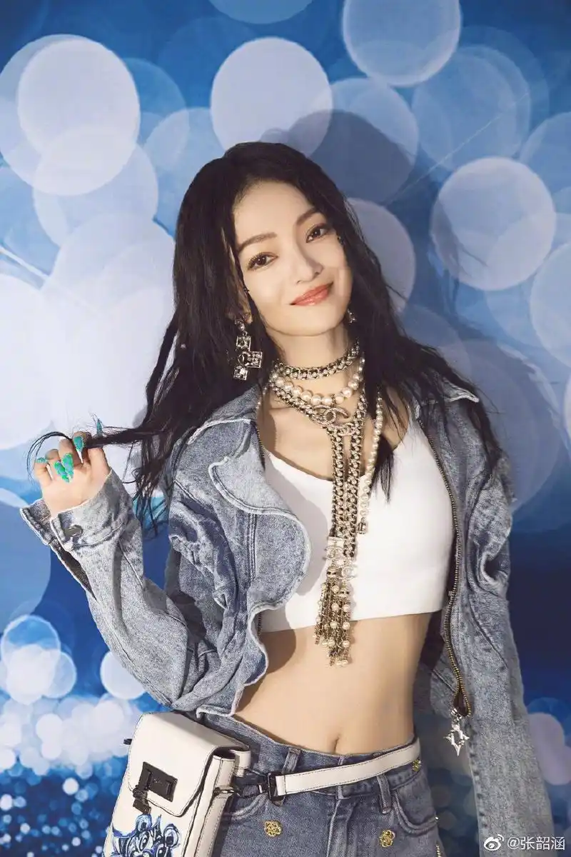 组图:张韶涵《天赐的声音》朋克风剧照酷飒 亮色美甲个性十足