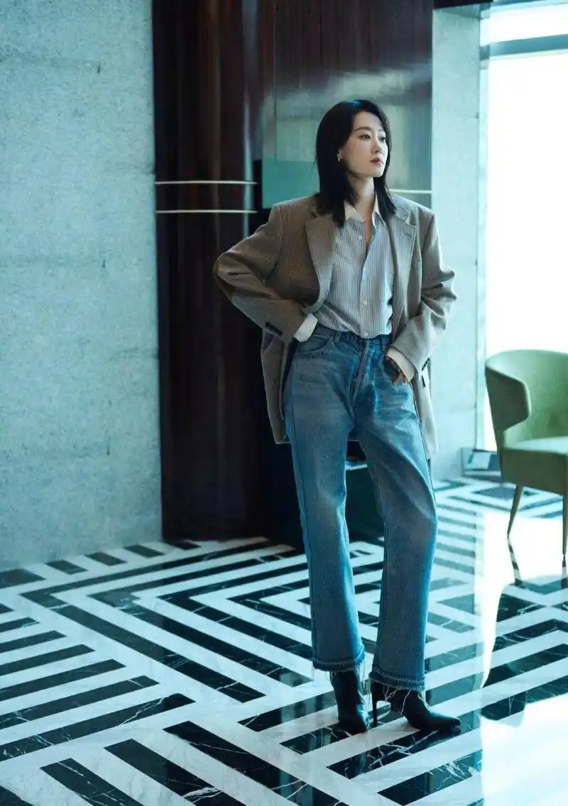 张小斐好会穿!西装配牛仔裤减龄时髦,显瘦又提气质