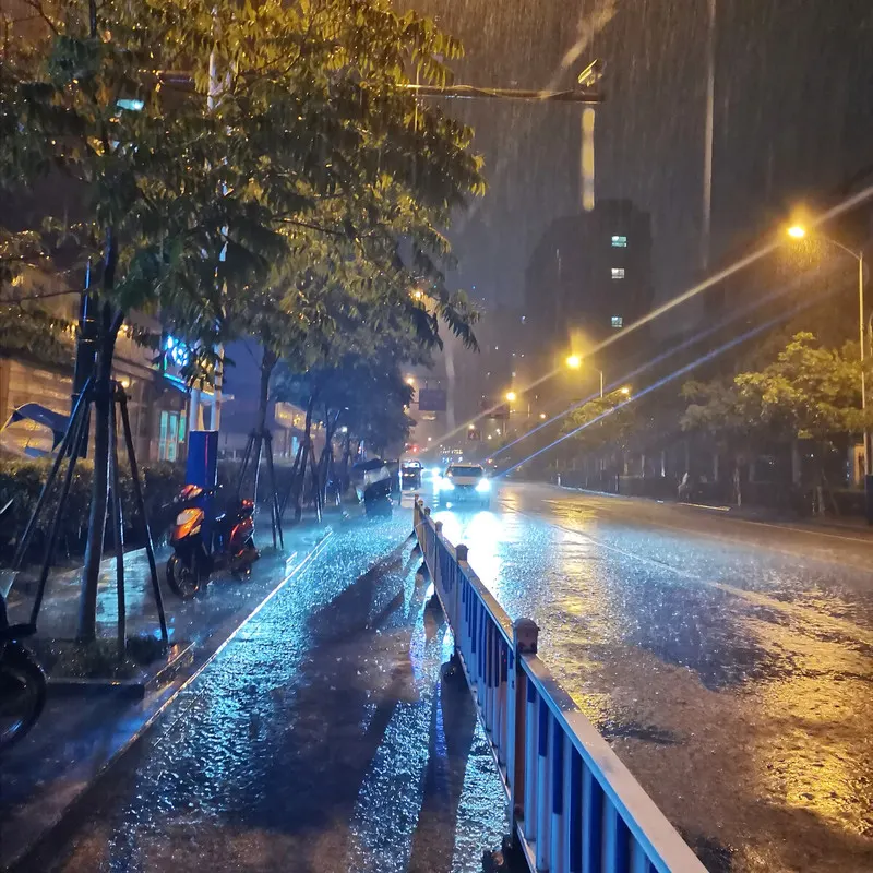 "最喜欢晚上下雨,把窗帘一拉,屋里只开一盏灯,洗完澡躺在床上,拽一条