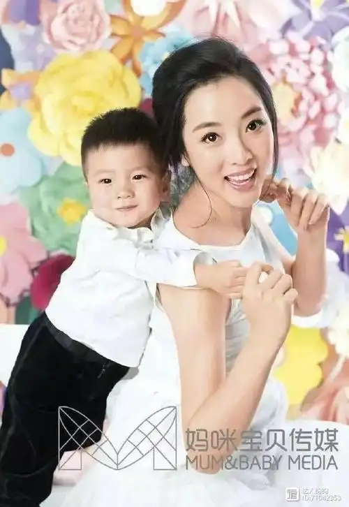 李思思晒两儿子同框照神秘老公生活超低调却经常在微博秀恩爱