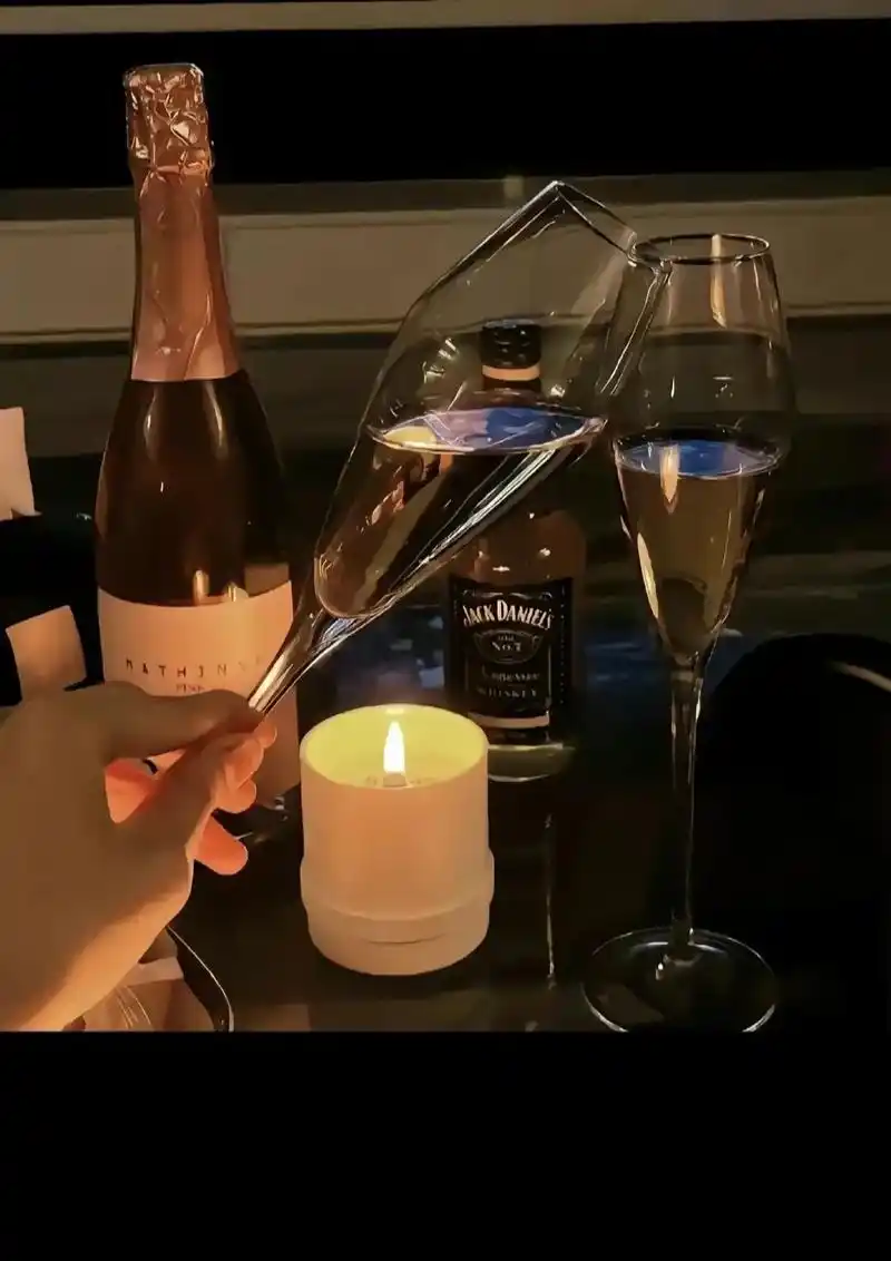 其实我爱上的不是酒,而是 端起酒杯的瞬间将心是一点点的融入酒中