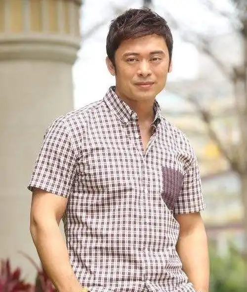 其中承认了这段恋情,但是樊少皇表示当时是因为年轻,两人并没有结婚