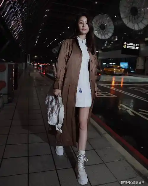 3月3日,林心如分享自己的最新动态,将自己的最新街拍靓照分享给粉丝们