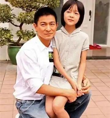 图刘德华的儿子近照曝光疑出现在朱建城丧礼现场