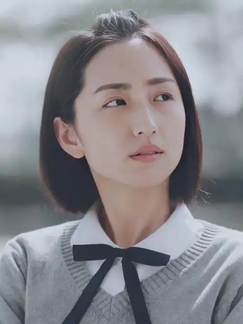 在去年大火的悬疑爱情剧《想见你》中,柯佳嬿演技炸裂,成功赢得观众的