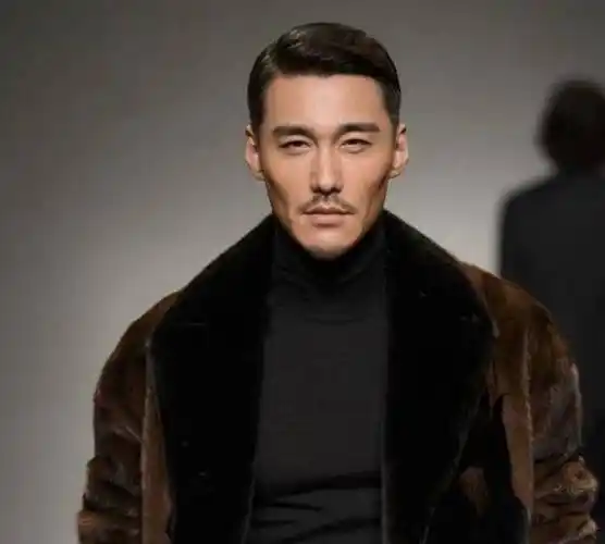 看到胡兵的近照,不禁会想起郭德纲的那句话"你再不老,我们就疯了!