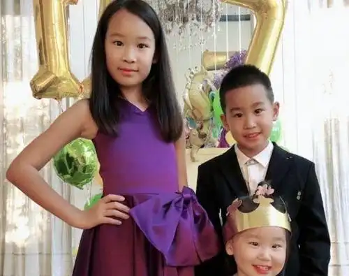 11岁大女儿亭亭玉立,赵文卓携一家五口出镜,实力人生赢家