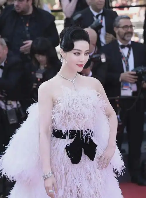 范冰冰戛纳靠美貌出圈同框马斯克妈妈上演姐妹情深