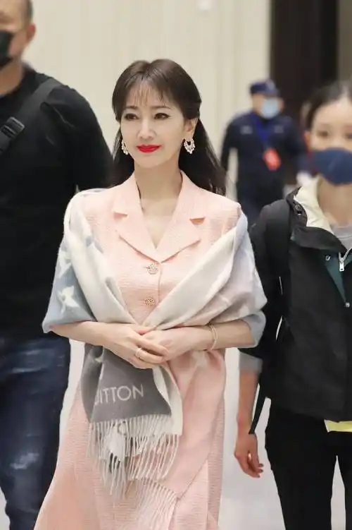 赵雅芝穿粉色套装出席活动身姿挺拔优雅状态极好