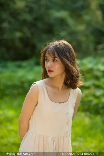 短发造型裙装美女人物摄影原片素材