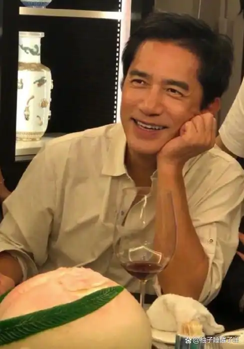 网友偶遇梁朝伟,头戴可爱兔子帽!网友:男神满脸皱纹也儒雅!