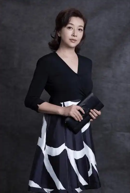 江珊 中年男人收割机!她靠得不只是长相,身材比例更完美