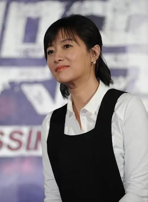 徐静蕾这身打扮真像大学生衬衫配吊带裙挺显嫩一下子年轻10岁