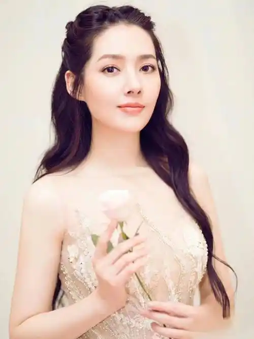 郭碧婷机场新造型,大衣配阔腿裤简约大气,凌乱发型更显自然_穿着_照片