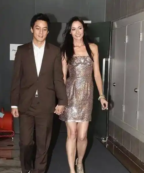 原创吴彦祖带老婆亮相一袭斜肩小黑裙优雅大方长相气质像极老公