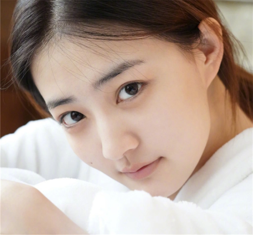 徐璐给粉丝发福利,晒浴袍素颜照,表情包十足,与平日相差甚大!