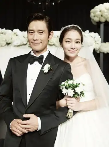 李秉宪走出桃色风波娇妻回家二人睡一晚