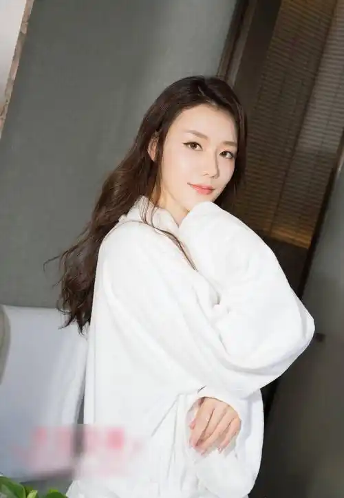 这身浴袍居然也是那么的好看,更能显美女气质