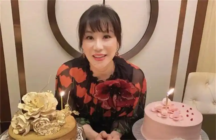 杨小娟庆生大佬级别人物现身杨小娟身份不再是迷