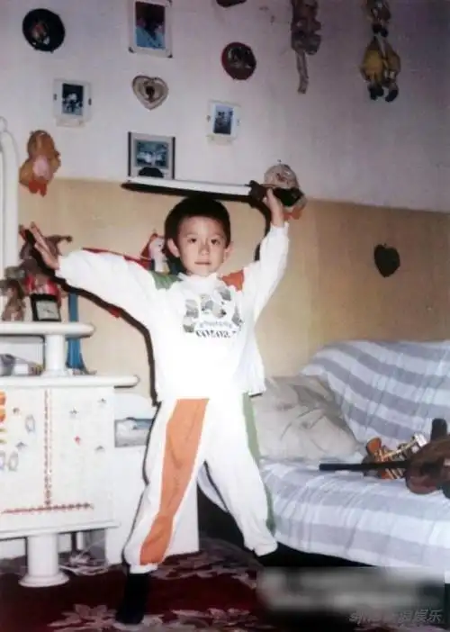 张一山海量童年照曝光 网友调侃颜值巅峰被萌翻